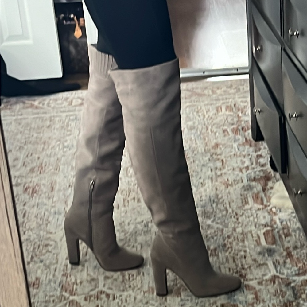 Good condition on right boot some discoloration ( not much visible see pics)